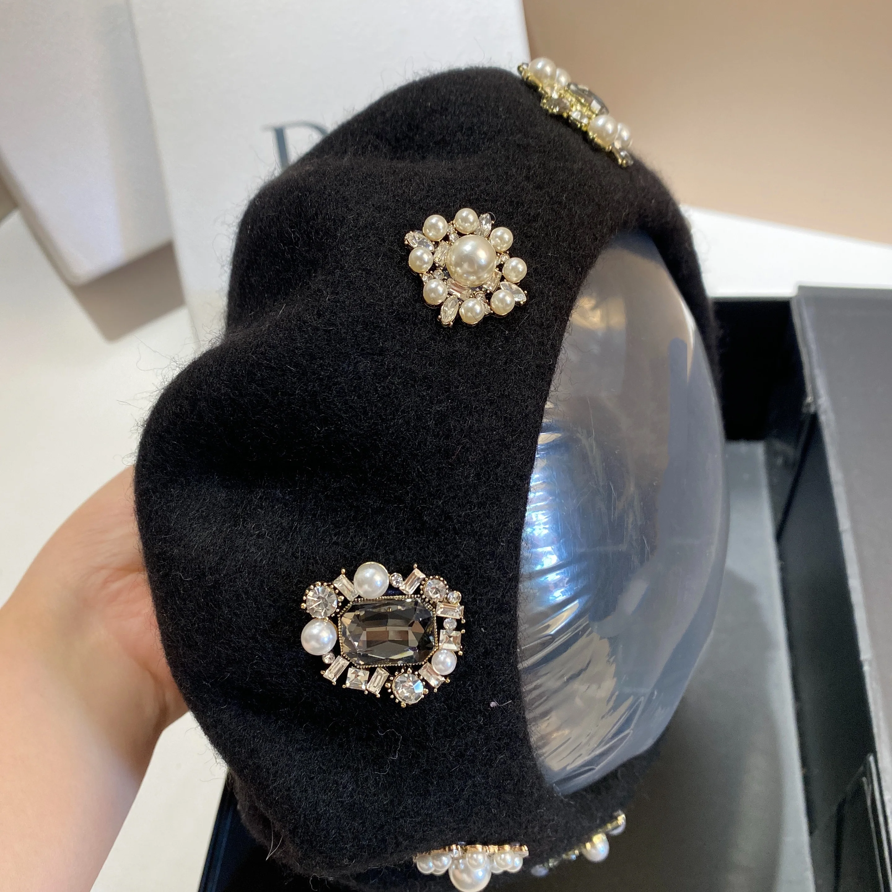 New light luxury diamond wool beret fashion autumn and winter beauty princess fan cute age reducing wool painter hat