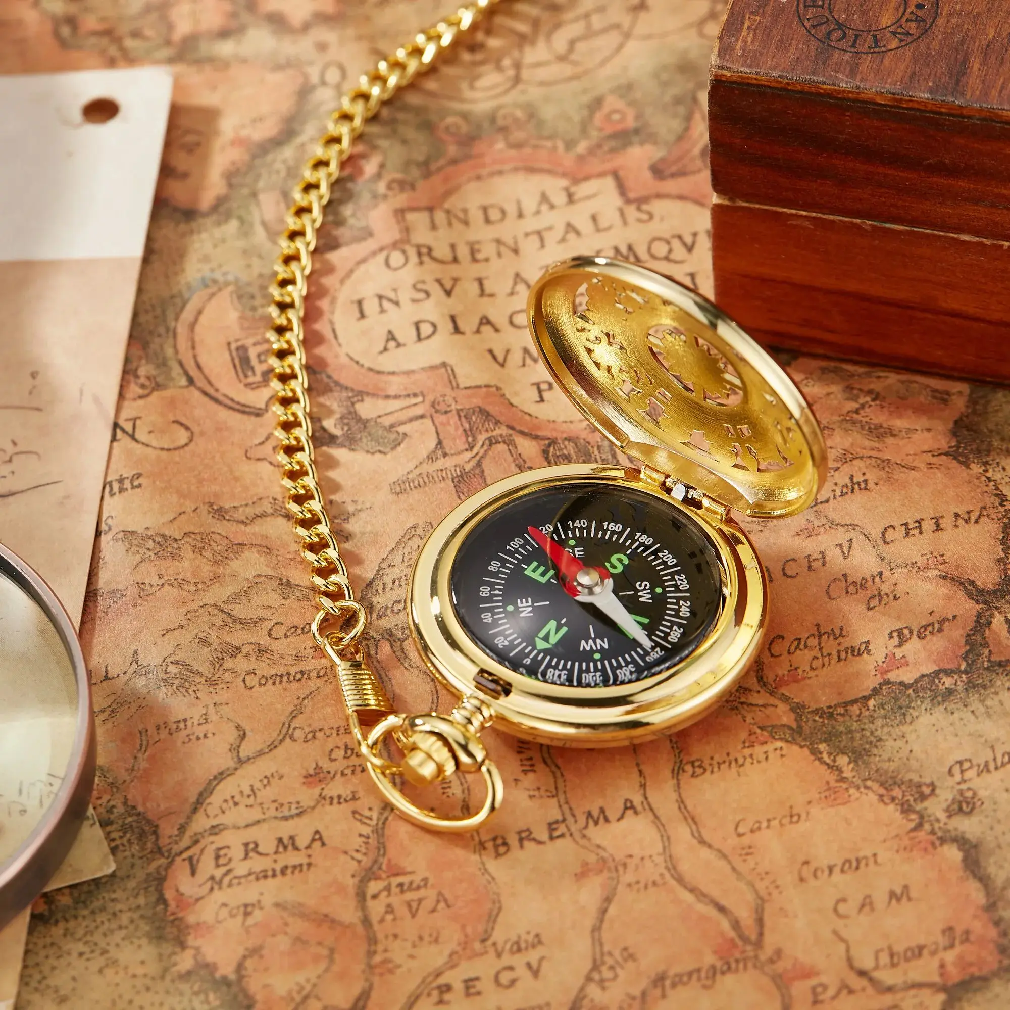 Creative Compass Pocket Watch Hollowed Out Classic Flip Compass Outdoor Hiking Chain Pendant Men Women Pocket Watch Reloj