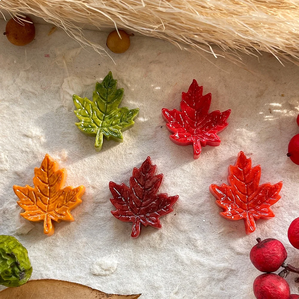100pcs Cute Maple Leaf Resin Cabochon Flatback for DIY Accessories Hairpin Keychain Earrings Scrapbook Dollhouse Decor