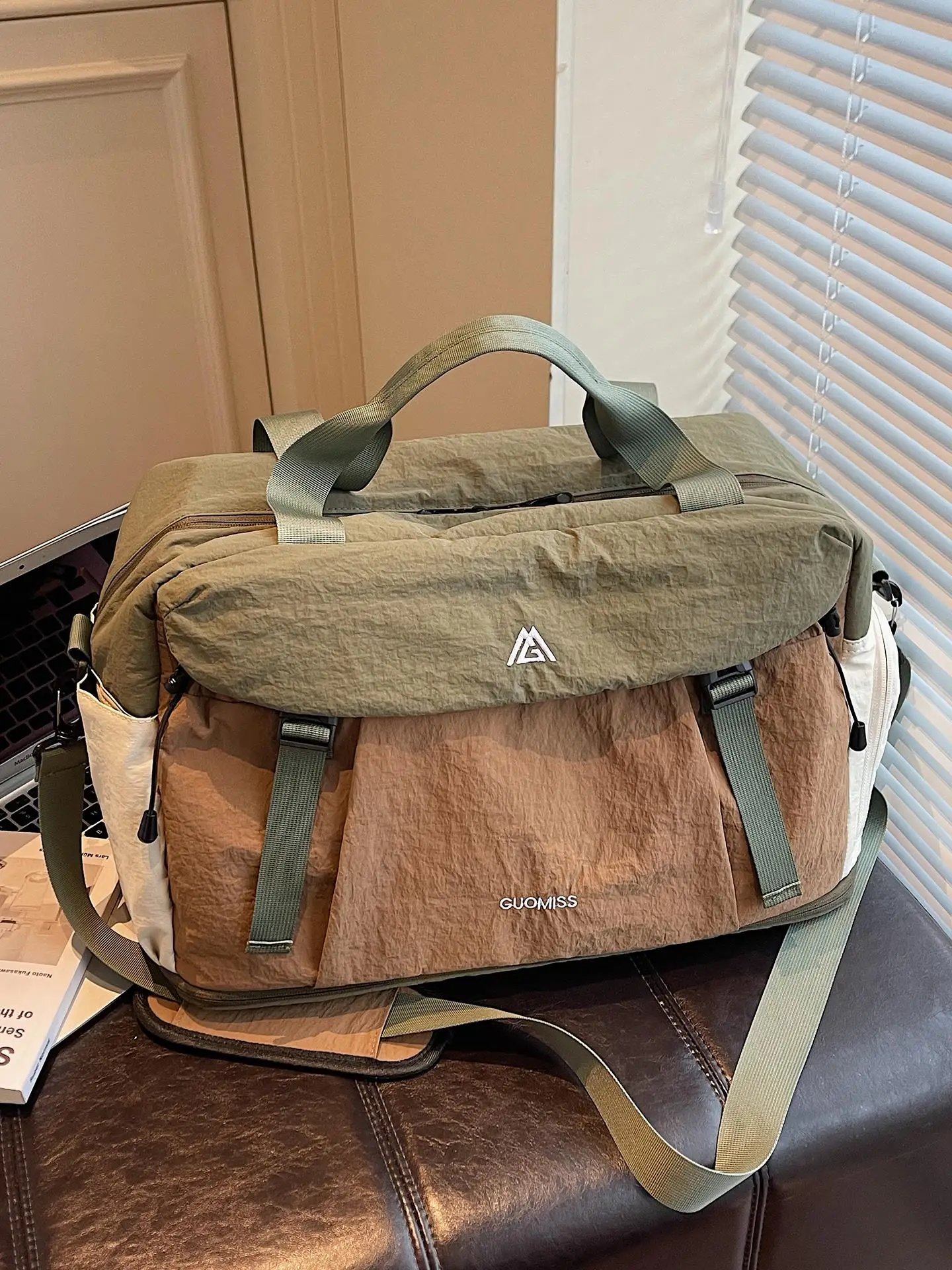 large-capacity-sport-fitness-bag-rouje-dsyle-portable-lightweight-storage-handbag-wet-and-dry-separation-travel-bag-for-youth