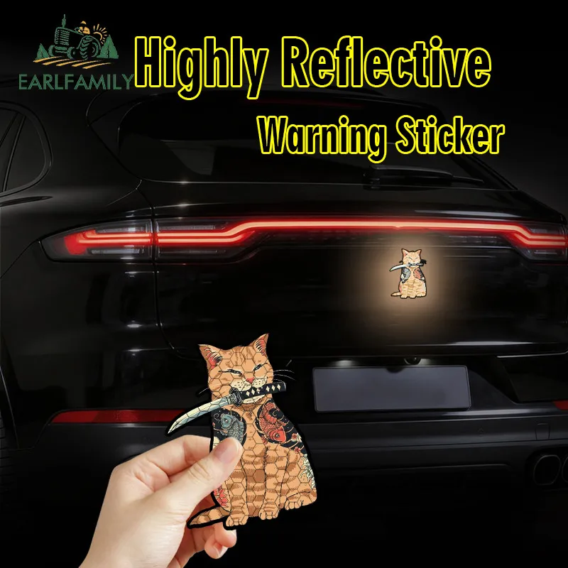 EARLFAMILY Adesivos refletivos de gato samurai para carro, para-brisa de motocicleta, capacete, para-choque, decalque de vinil, protetor de porta de c