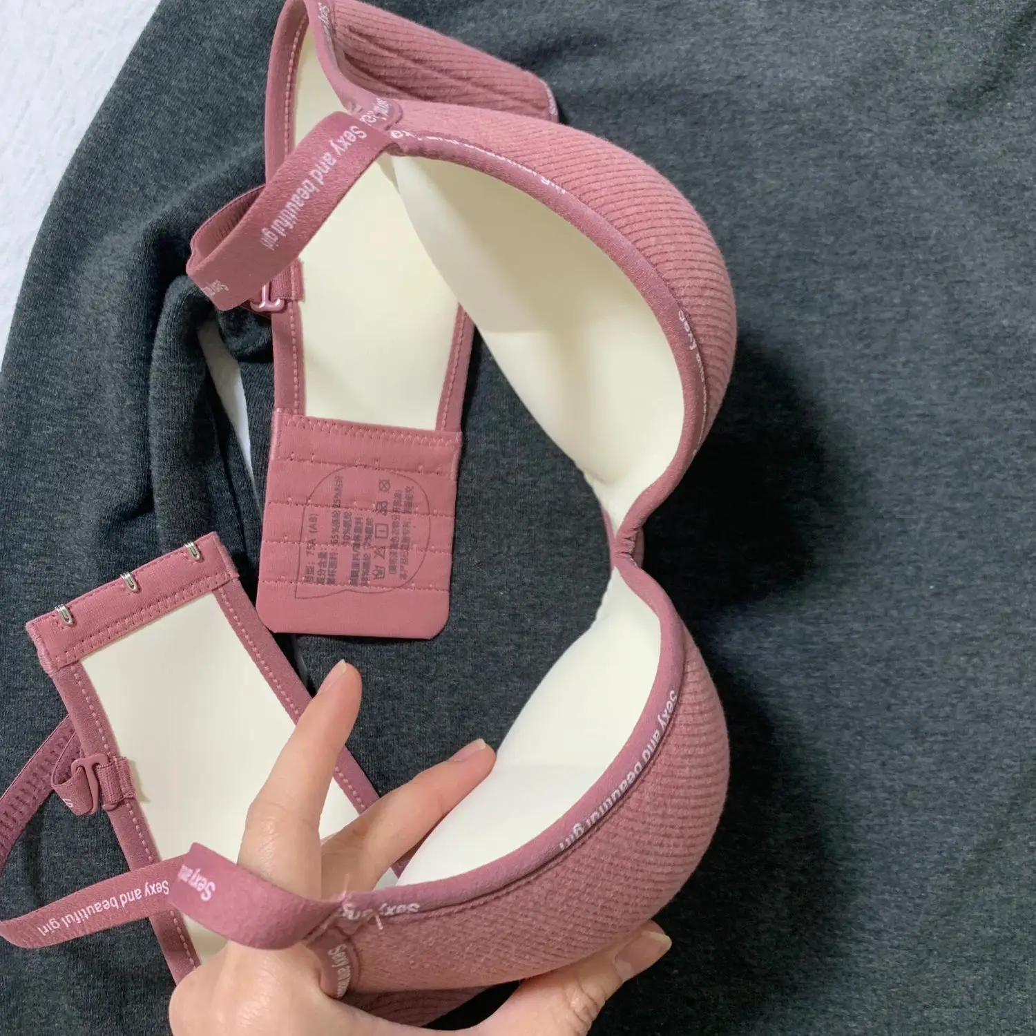 Bra Push Up Tanpa Kawat Ukuran A-C Bralette Tanpa Jahitan Tak Terlihat dengan Bantalan 3D Anti-Kendur Nyaman untuk Dada Kecil Pakaian Dalam Tanpa Jejak