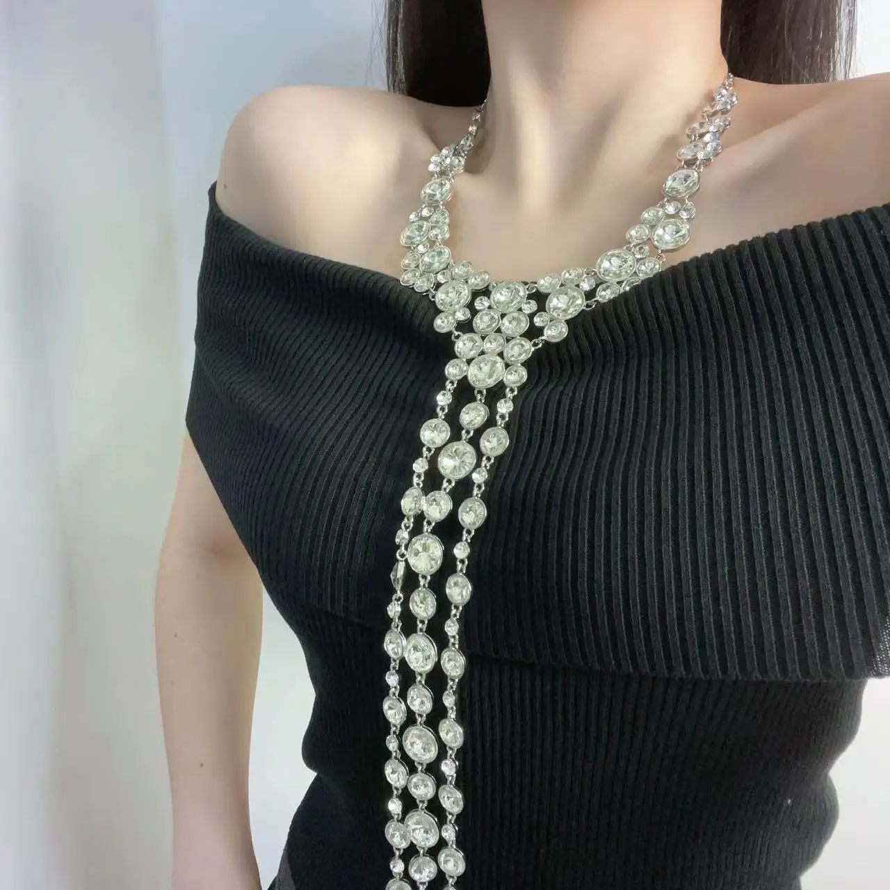 

Ladies' Luxury Light Style Super Sparkly Full-Diamond Tassel Long Necklace - A Fashionable, Trendy, High-End and Exquisite IN
