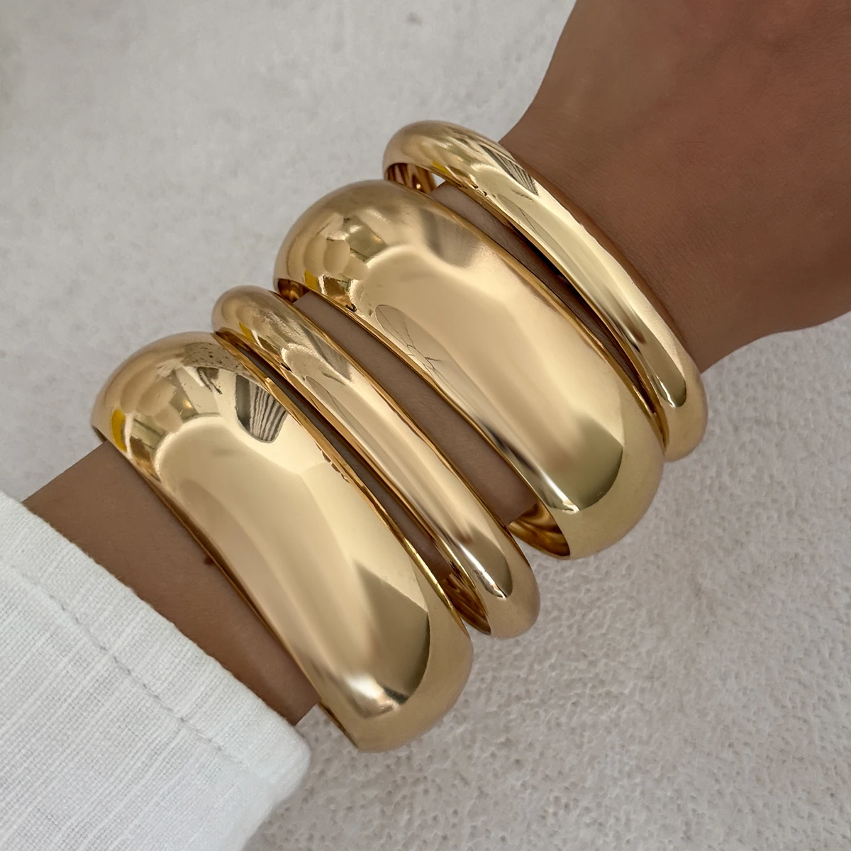 SHIXIN 4 Teile/satz Punk Glänzendes Metall Große Runde Chunky Armreif für Frauen Übertrieben Glatte Mehrschichtige Gestapelt Breites Armband Männer
