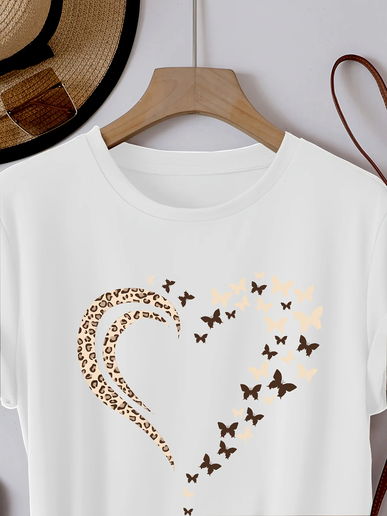 T-Shirt décontracté à manches courtes et col rond pour femmes, pull basique à col rond en Polyester, motif cœur et papillon, avec légèrement extensible