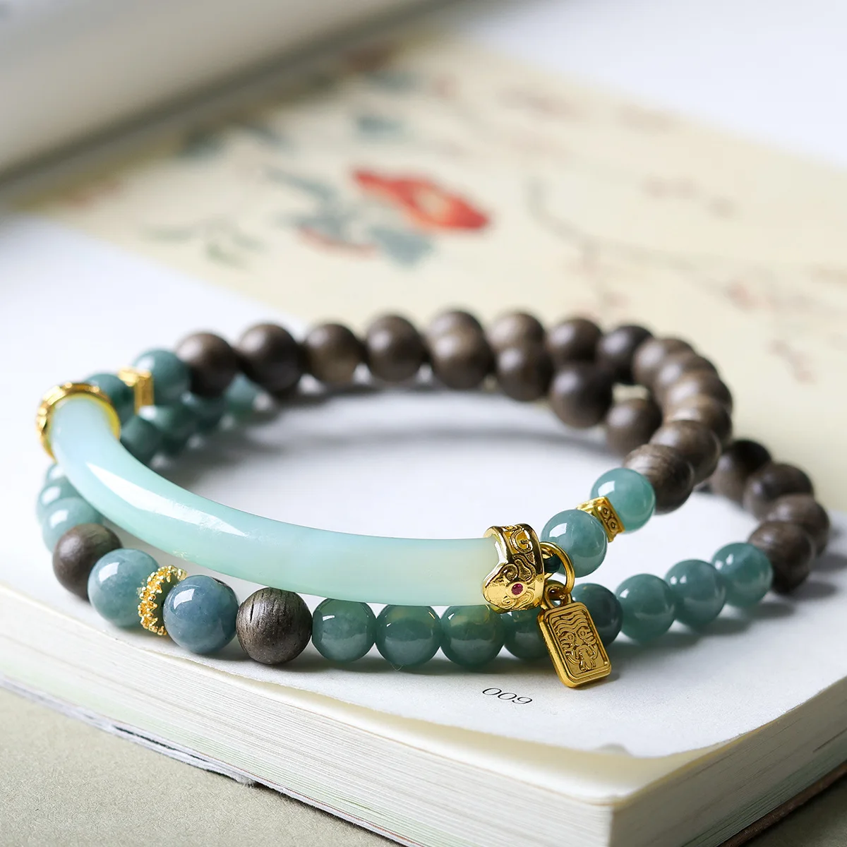 

Браслет из белого агарового дерева с синим водным жадеитом и двойным кругом, украшенный зеленым агатом Вэньчуань, в национальном стиле.