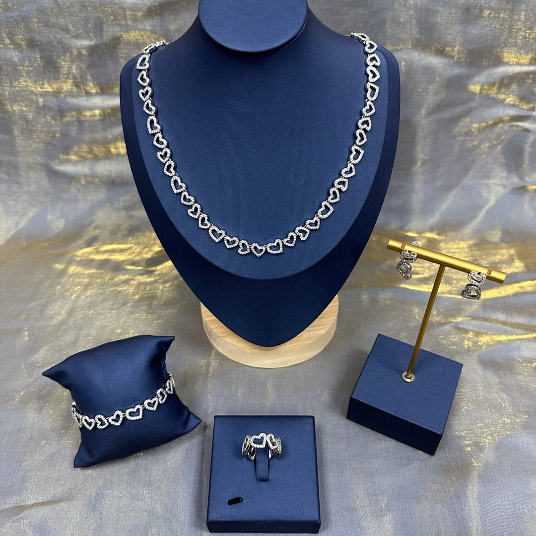 

Набор украшений из чистого серебра: романтическое колье, серьги, браслет и кольцо в форме сердца. Элитный модный подарок.