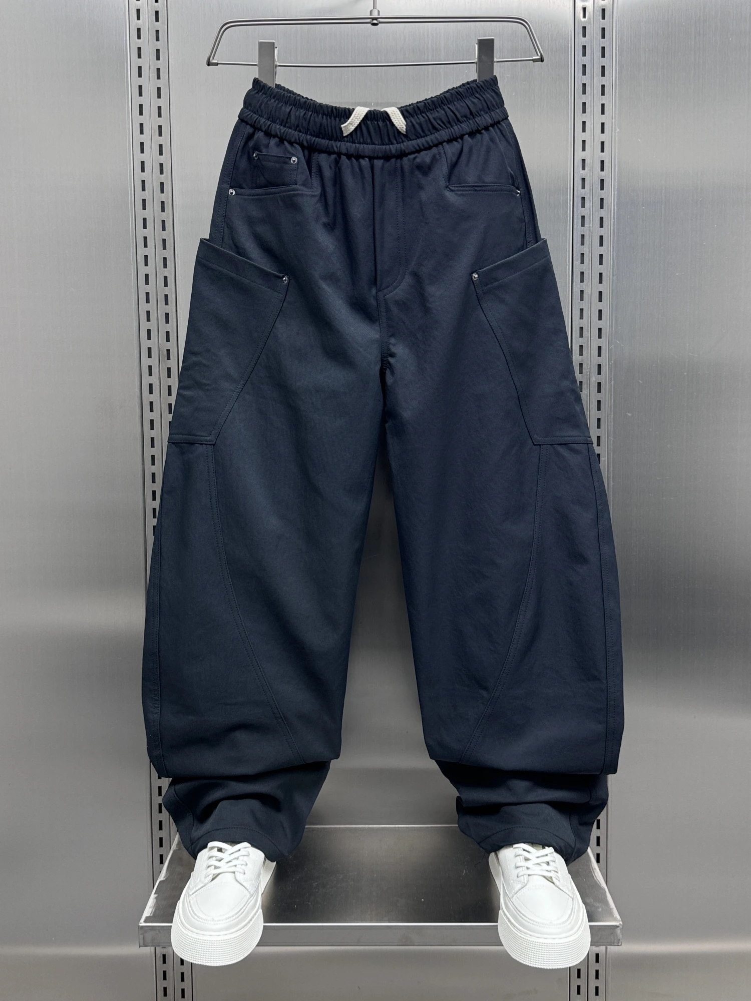 

Универсальные свободные рабочие брюки прямого кроя для мужчин, повседневные брюки на весну-осень, модные однотонные брюки с множеством карманов.