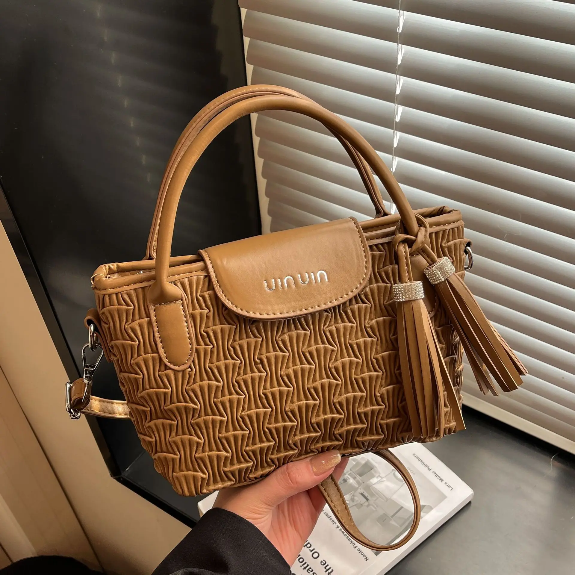 Rippled Bucket Bag Korean Minimalist Style 2026 Niche Design Convertible Crossbody Shoulder Bag