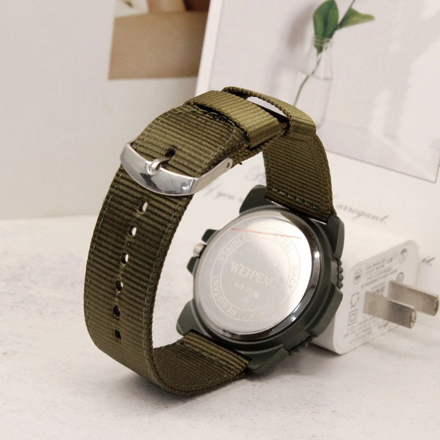 Fashionable simple watches for man canvas woven strap luminous green circular dial quartz watch relojes para hombres