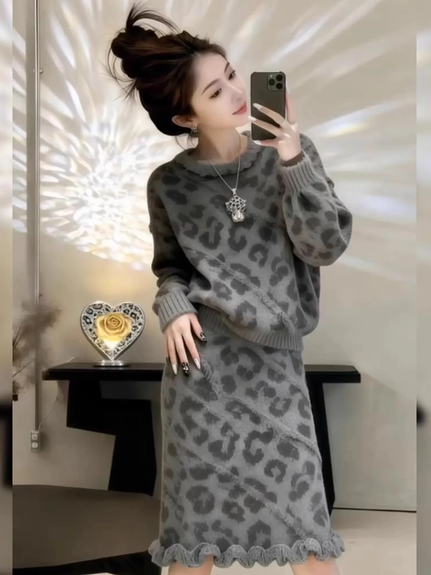 

Korean Style Leopard Print Knitted Sweater And Skirt Two-Piece Set for Women Autumn Winter Fashion Age-Defying Trendy