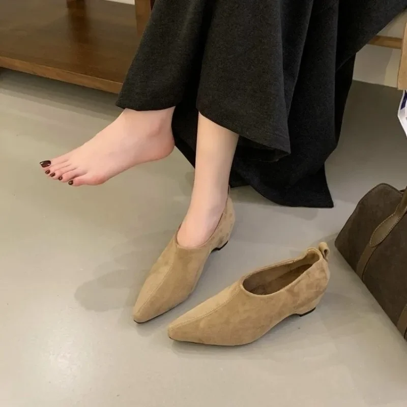 

French Retro Temperament Single Shoes Women Flat 2025 New Autumn and Winter Suede Slip-on Casual Bean Shoes