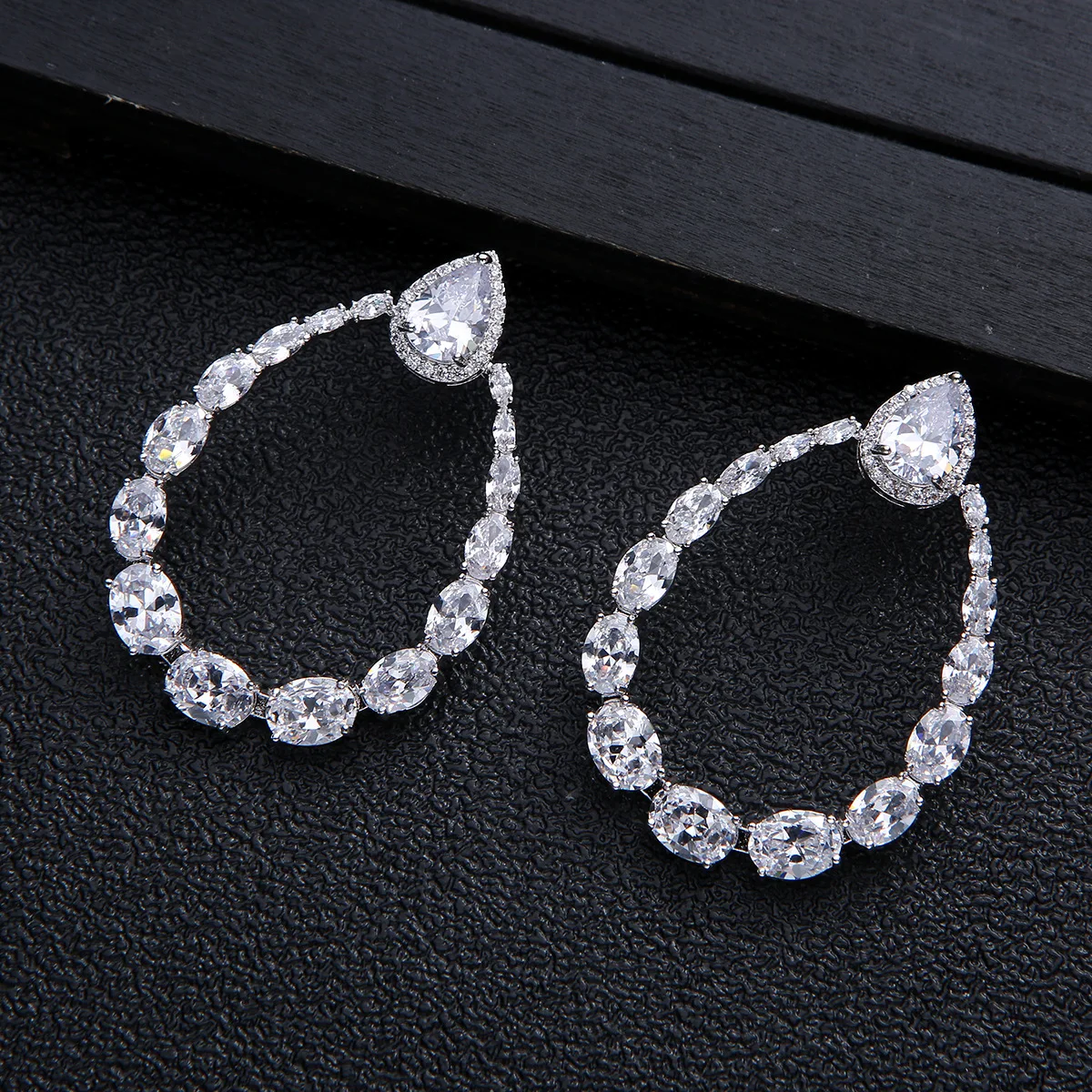 

HIBRIDE Beautiful water drop U-shaped sliver color earrings Women's everyday decorative jewelry Nigerian wedding ball gift E351