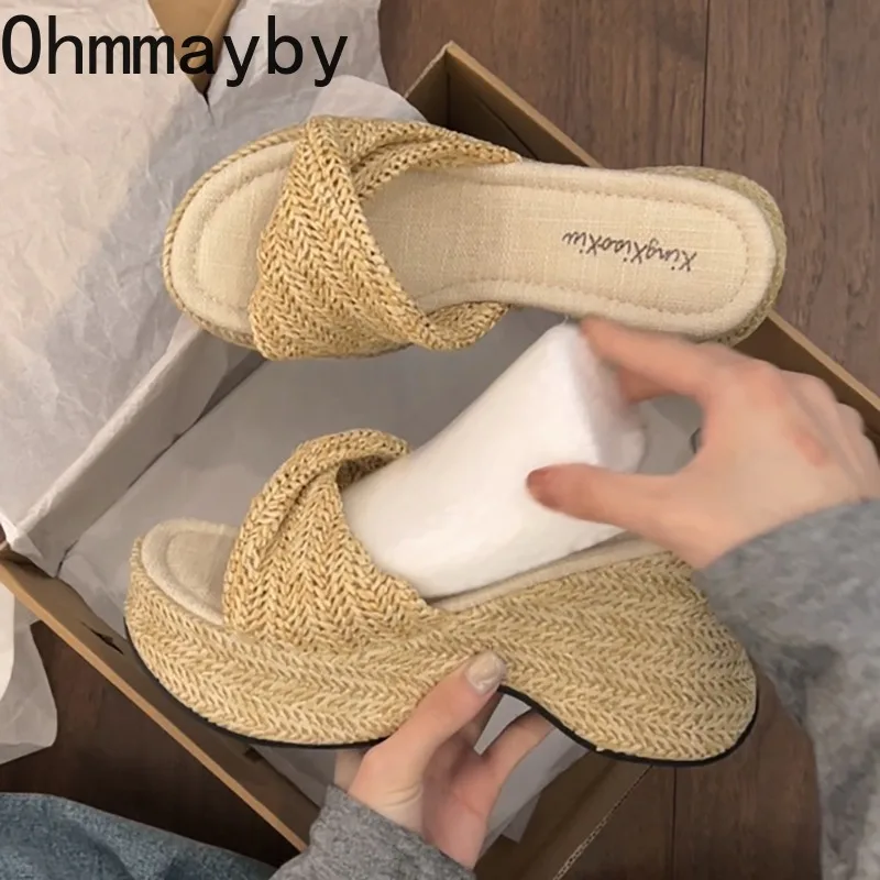 Sommer Damen Strohgewebte Plateau-Pantoletten Modische Bohemian Keilabsatz-Slides Offene Zehen Elegante Party-Kleider-Sandalen