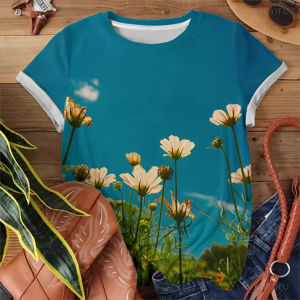 Letnia witalność słońca, głęboki niebieski podkład, nadruk perskiej chryzantemy, codzienna moda damska koszulka z krótkim rękawem