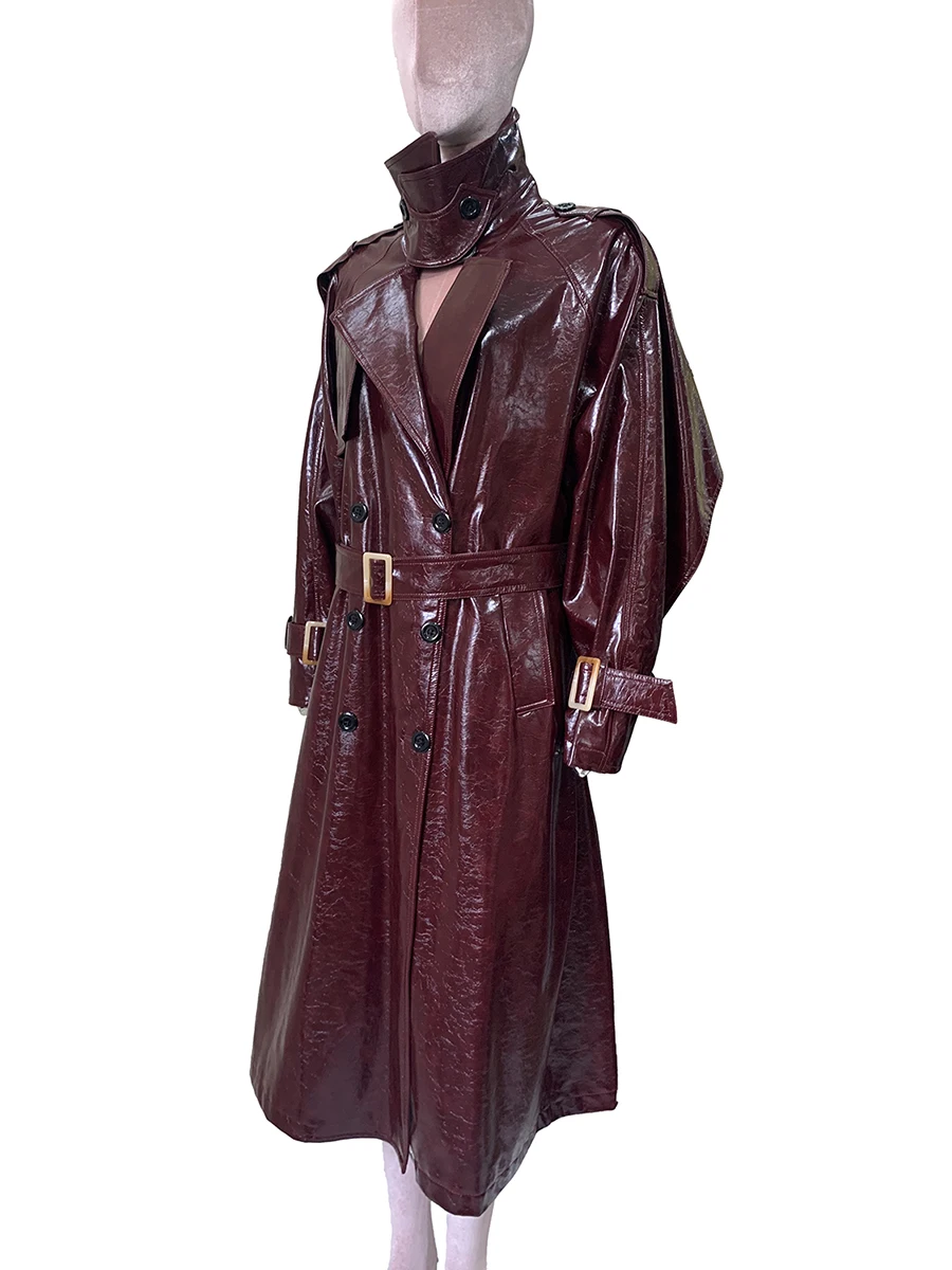 Trench lungo in ecopelle riflettente lucido autunnale per donna Cintura increspata Abiti eleganti di moda europea di design di lusso