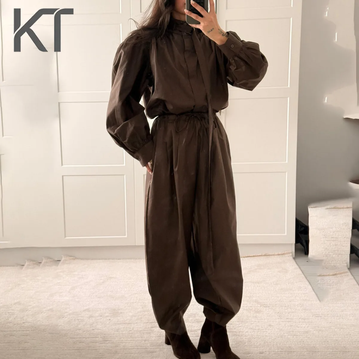 

Женский минималистичный комплект KT: Блузка с пышными рукавами и завязками на шее и брюки с завязками на талии, коллекция Осень-Зима 2026