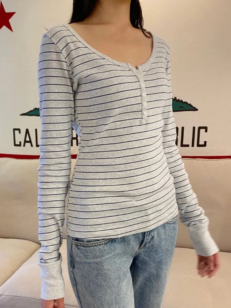 Camisetas de manga larga a rayas grises con seis botones para mujer, camisetas ajustadas de algodón con cuello redondo, ropa de calle Retro, nueva camiseta Y2k