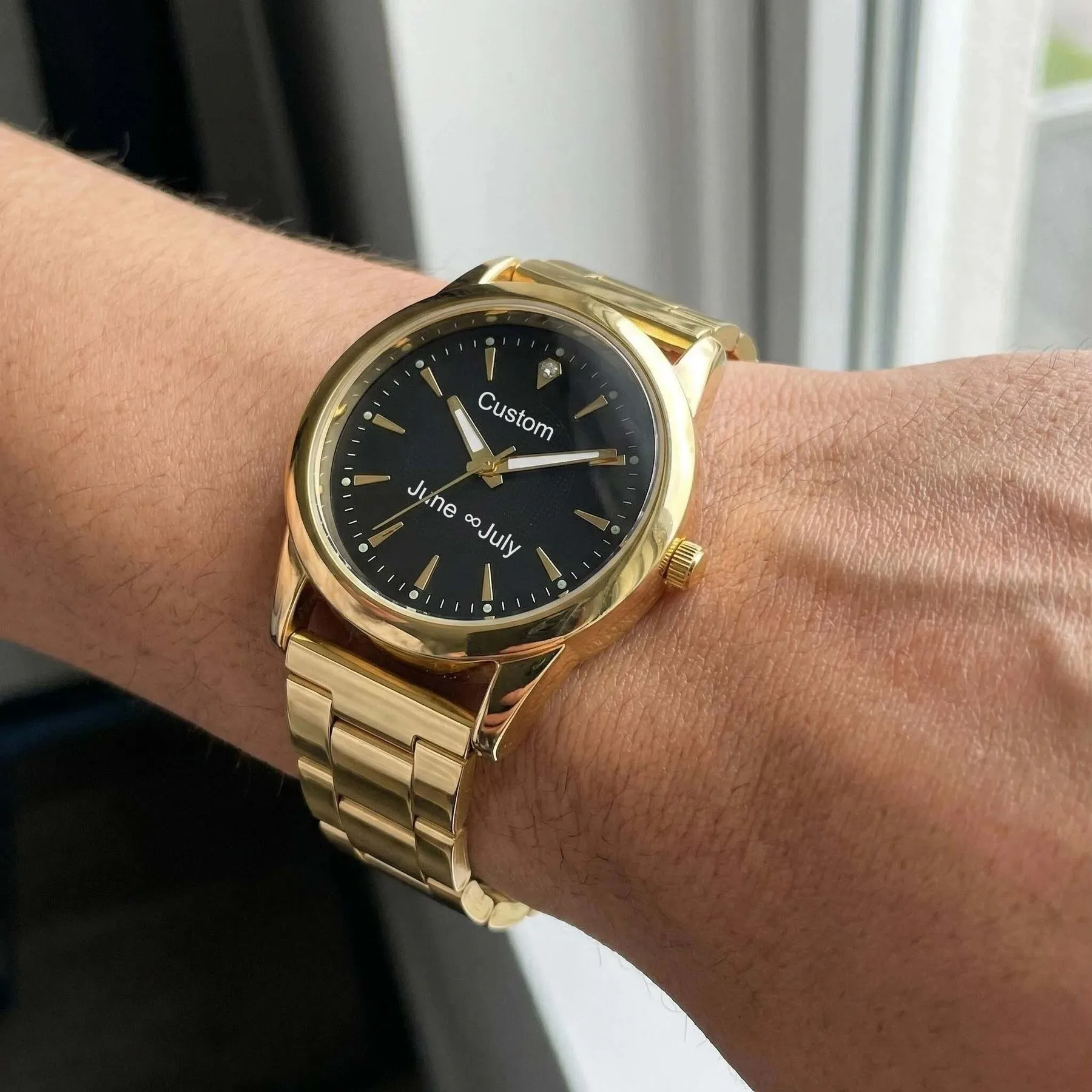 Jam Tangan Kuarsa Kustom Tali Baja Tahan Karat Warna Emas Dial Hitam Putih Tampilan Analog Cetak Nama dan Foto yang Dipersonalisasi