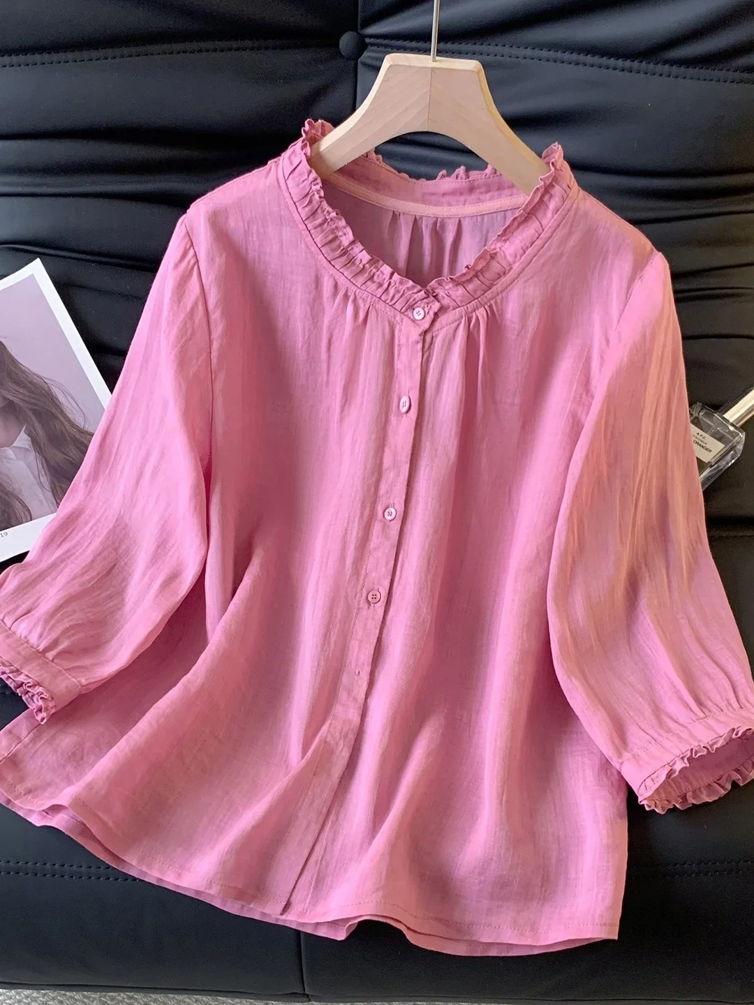 

Хлопково-льняная женская летняя рубашка с эффектом омоложения, больших размеров, дышащая, с воротником-грибком, рукавом три четверти, в художественном стиле, топ