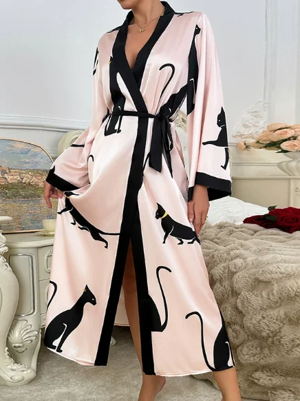 

Повседневные атласные пижамы, весна-осень, новые свободные расклешенные рукава, глубокий v-образный вырез, мультяшный принт, халат на шнуровке, модная домашняя женская одежда