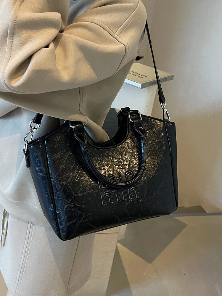 

2025 high-end light luxury designer tote bag large-capacity autumn and winter messenger casual high-end portable commuter bag