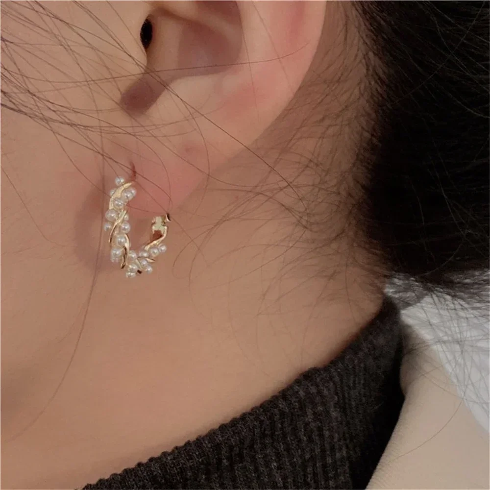 Anting-anting Hoop serbaguna kecil mutiara lingkaran temperamen sederhana Korea untuk wanita hadiah perhiasan pesta 2024