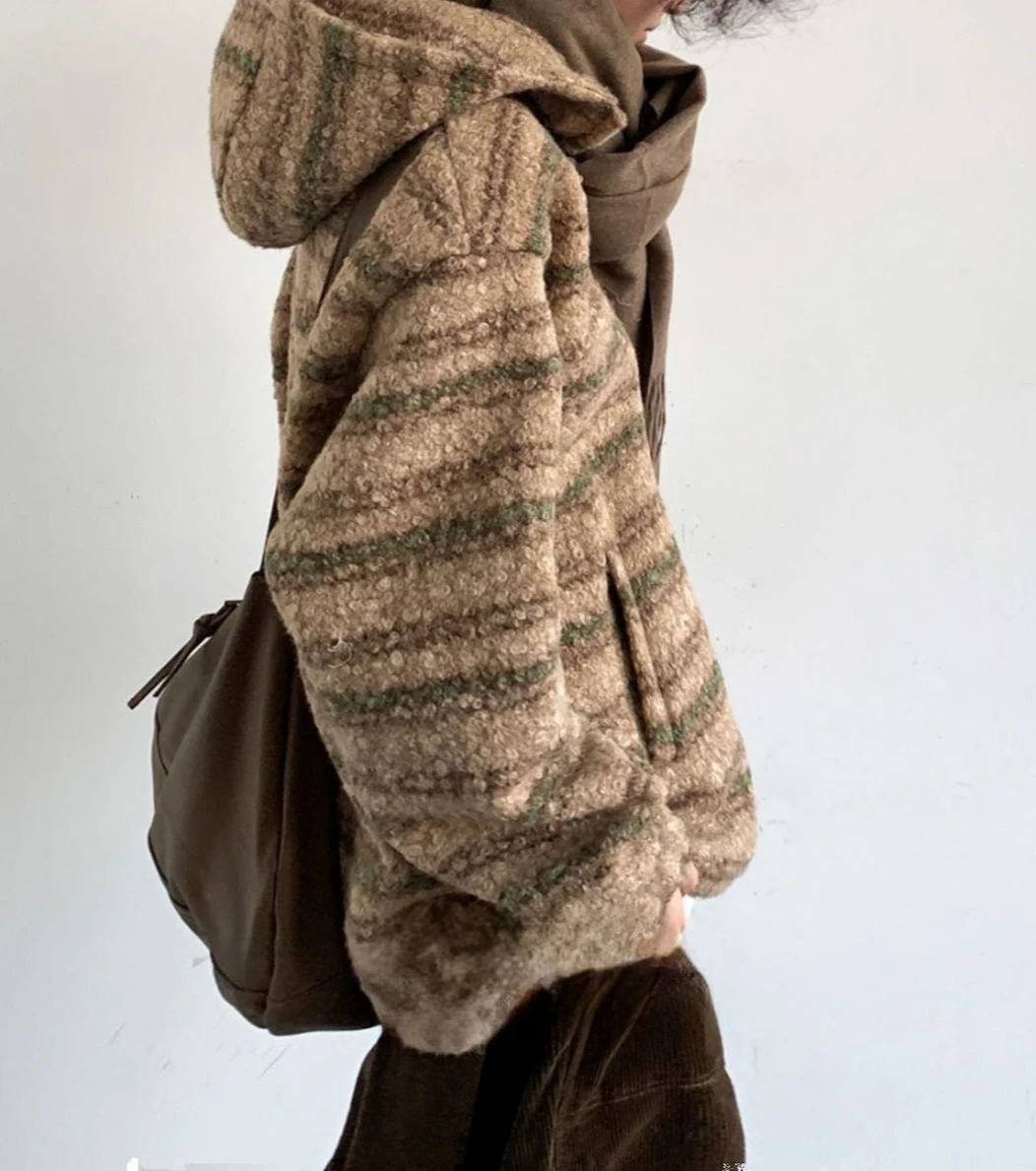 Lazy Wind Gradually Transforms Into A Woolen Trench Coat with A Hood and A Retro Style.