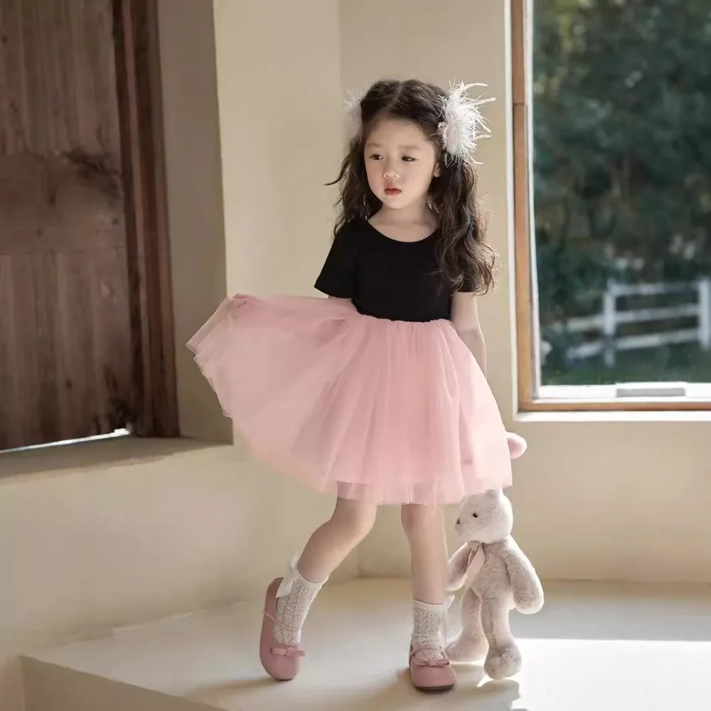 فستان Bear Leader صيفي جديد وردي جميل ولطيف لحفلات أعياد الميلاد مع زخرفة فيونكة بدون أكمام للفتيات فساتين كاجوال