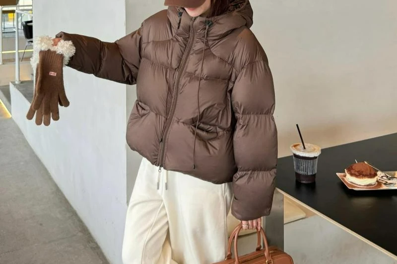 سترة نسائية من القطن بأسلوب قصير 2025 معطف قطني فضفاض جديد بغطاء للرأس شتوي سترة قطنية خفيفة الوزن ملابس خارجية