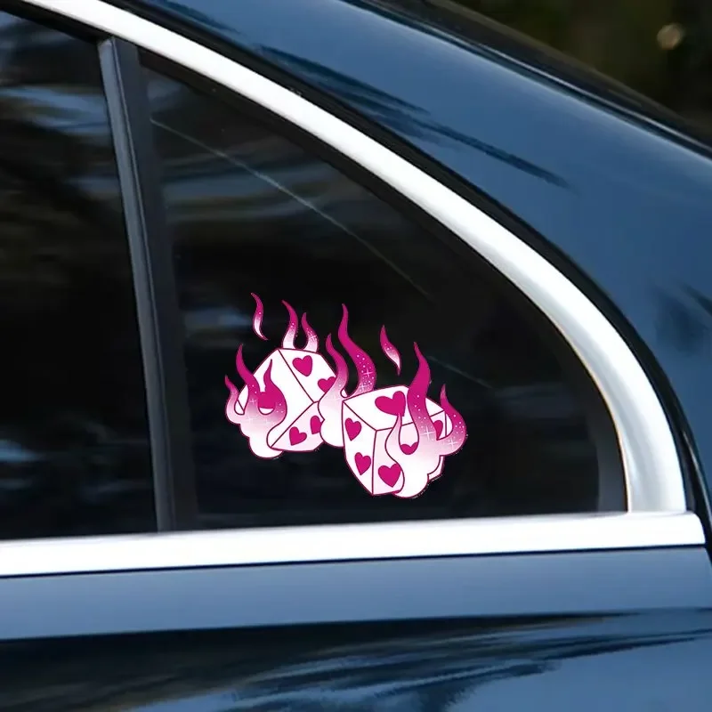 1PC 트렌디 플레밍 다이스 데칼 - 차량용 가젯을 위한 눈길을 끄는 하트 테마 디자인 - 대담한 시각적 효과 방수 내구성