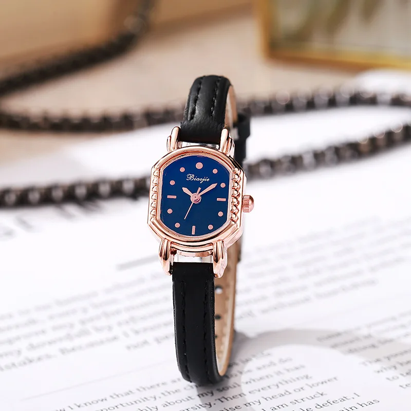 This retro watch exudes a fashionable and elegant feminine charm. It is a barrel-shaped quartz ladies' watch with an artistic an