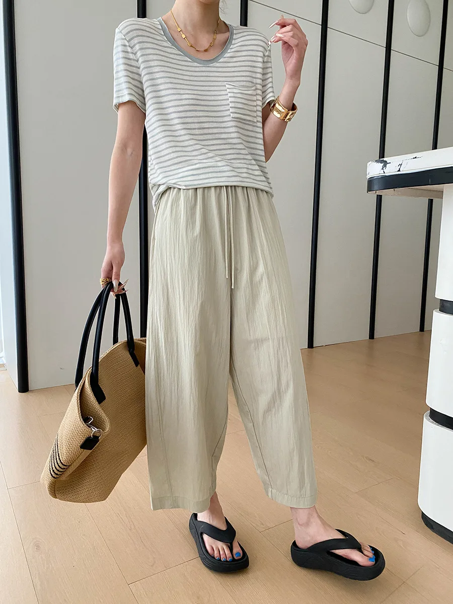 Sommerliches Damen-T-Shirt mit Rundhalsausschnitt, Tasche und lockeren kurzen Ärmeln – Detail 10