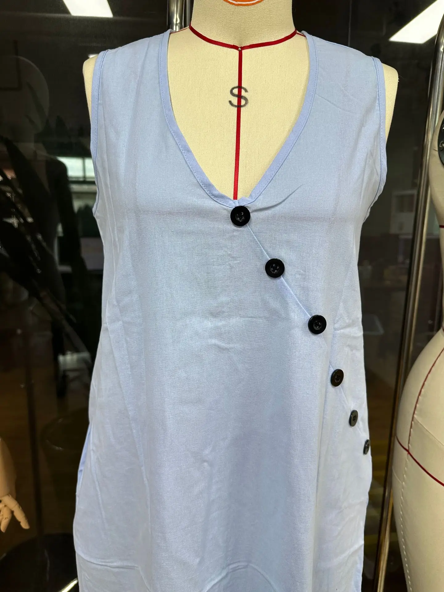 2026 Sommer Damen Baumwoll-Leinen A-Linien-Maxikleid mit V-Ausschnitt, ärmellos, asymmetrisch, Knopfleiste, Westenkleid, locker geschnitten, lässig, für den Urlaub am Strand – Detail 5