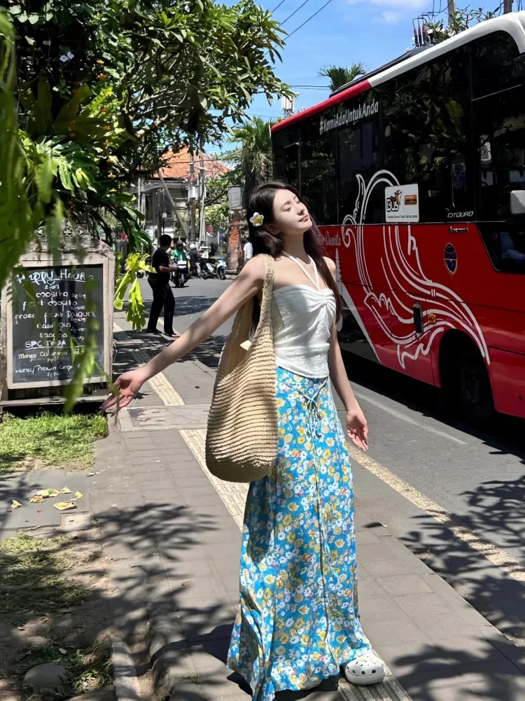 

Летний комплект из топа с цветочным принтом и юбки в стиле Halter Neck для женщин: образ для отпуска на острове, в стиле Hot Girl, от китайского производителя.