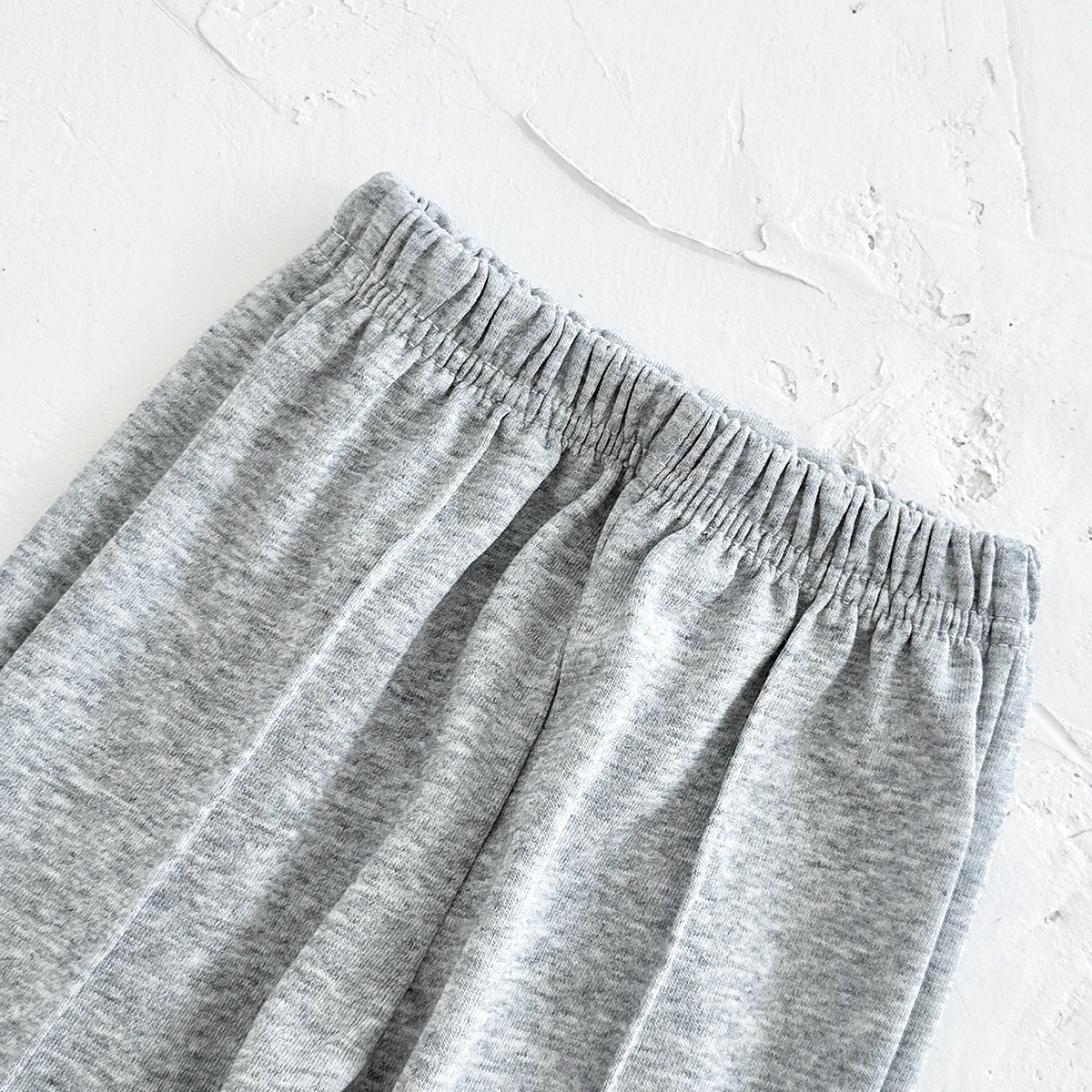 Baby Freizeit-Jogginghose, Melange Grau, mit vertikalen Nähten, Jogger-Hose, elastischer Bund, weiche Baumwolle, Kleinkind-Hose – Detail 3