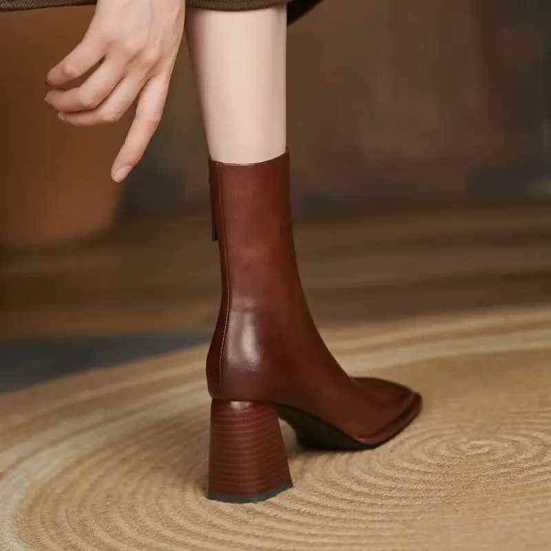 الجلود ساحة تو كعب الجوارب الصوف مبطن المرأة حذاء من الجلد الخريف الشتاء الإناث أحذية قصيرة الاتجاه 2025 على عرض الأحذية #5