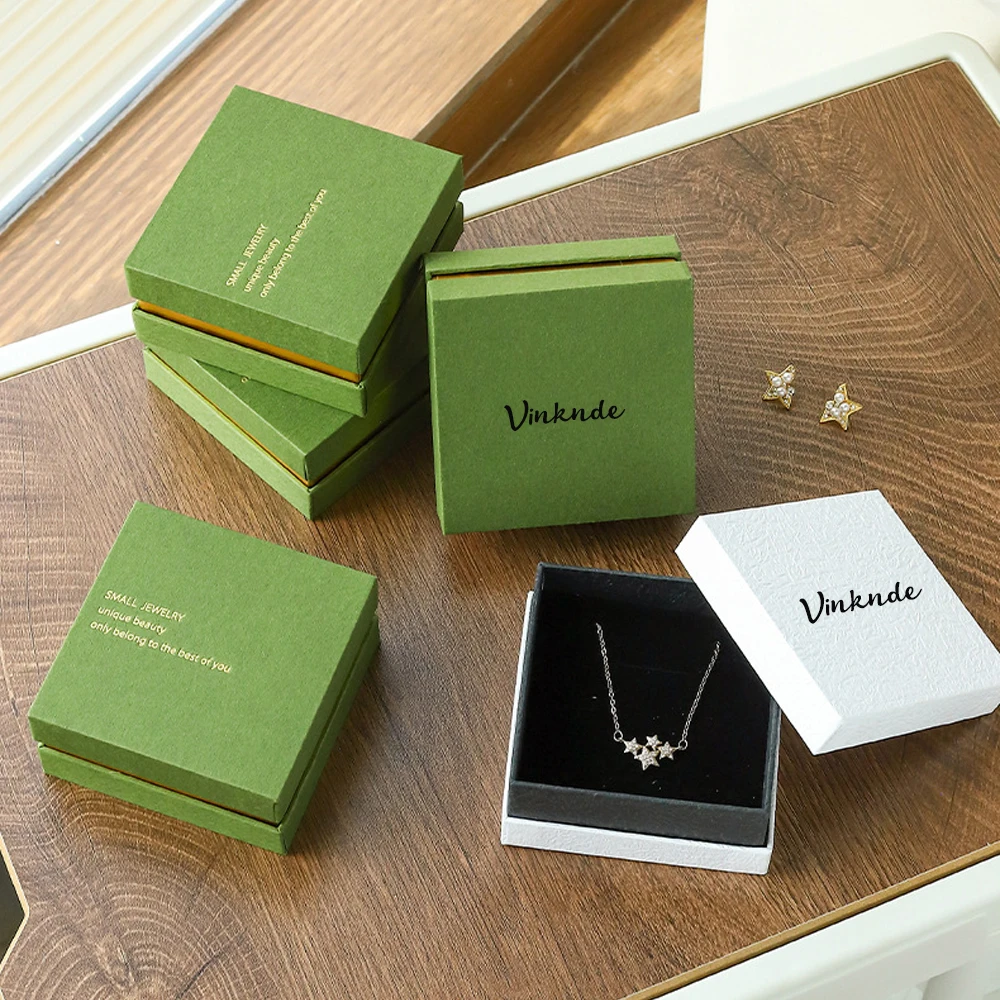 

Пользовательский логотип 9x9x4,3 см квадратная коробка для упаковки ювелирных изделий свадебный подарок ювелирные изделия серьги кольца ожерелье картонная жесткая крышка базовые коробки