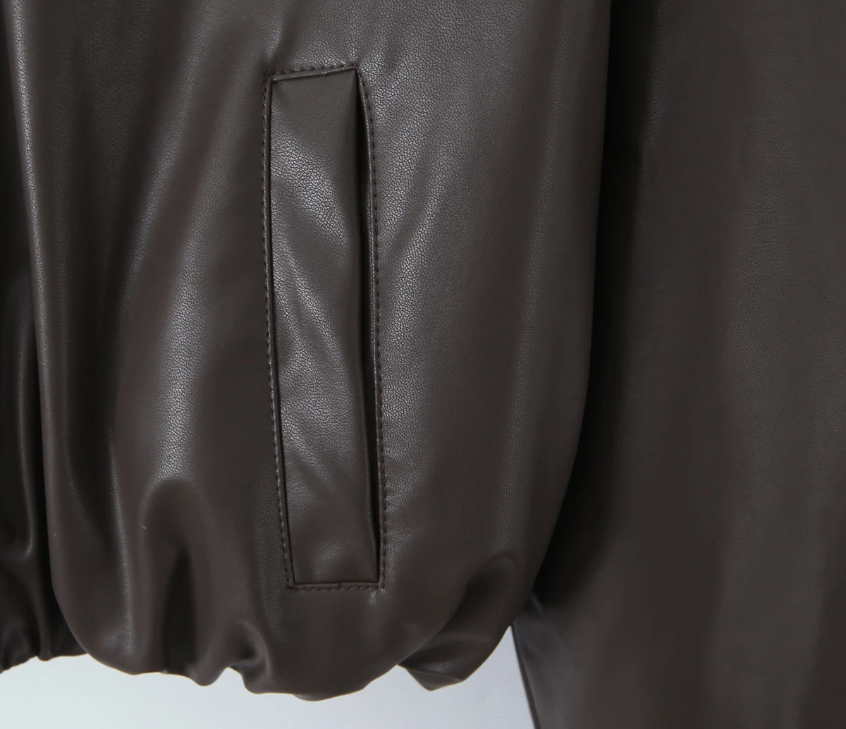 2025 Otoño Invierno mujer solapa cremallera imitación cuero pan abrigo hombro ancho manga larga cazadora corta Parka prendas de vestir exteriores negro marrón
