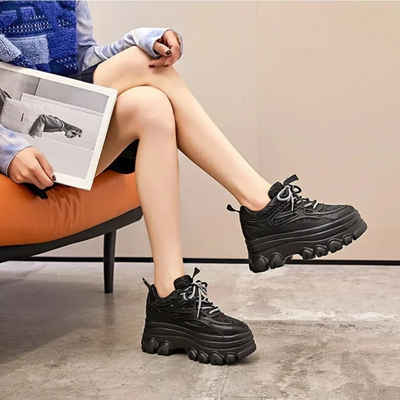 

2025 9 см коровья натуральная кожа синтетическая платформа на танкетке массивные кроссовки удобные дышащие весенне-осенние высококачественные брендовые туфли на шнуровке