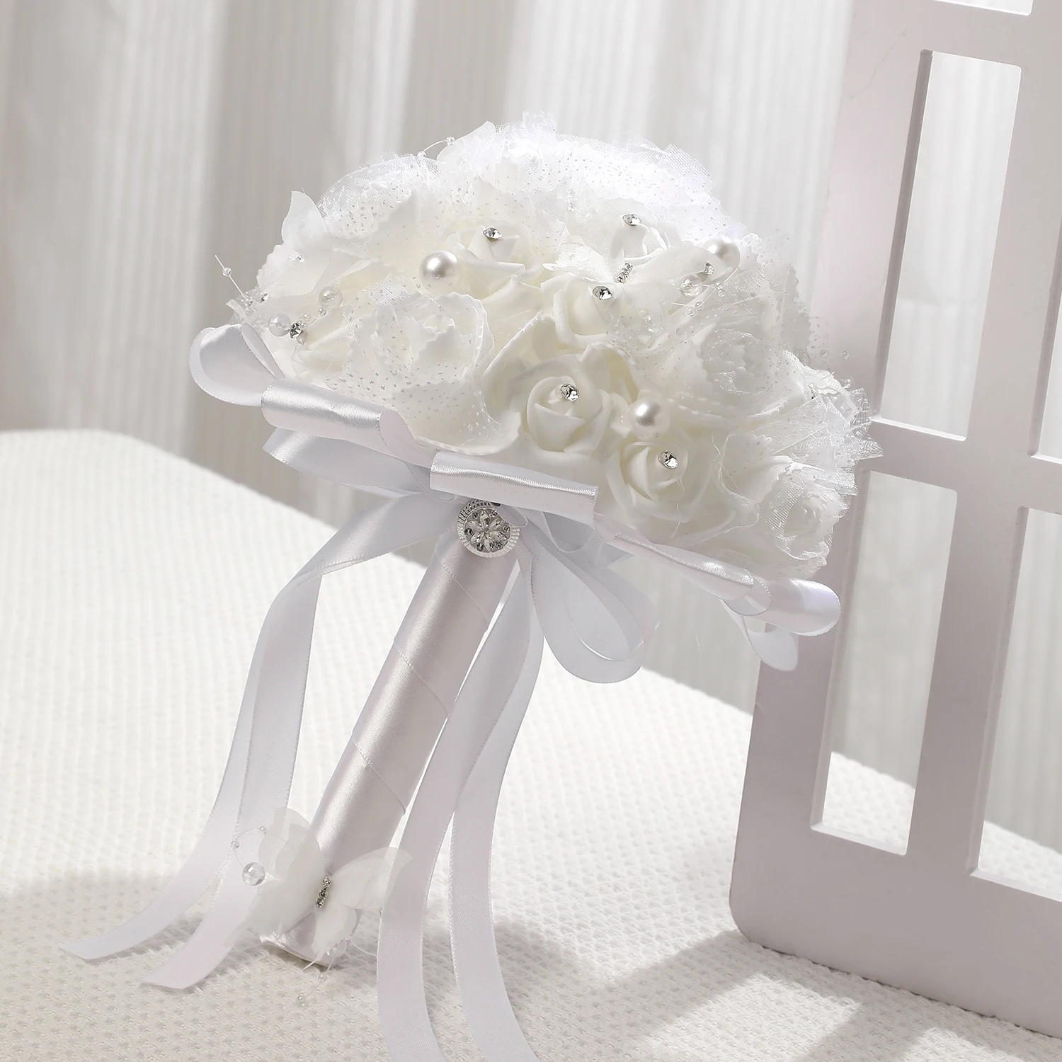 buque-de-casamento-simples-para-noivas-branco-puro-romantico-flores-portateis-decoracao-de-cerimonia-elegante