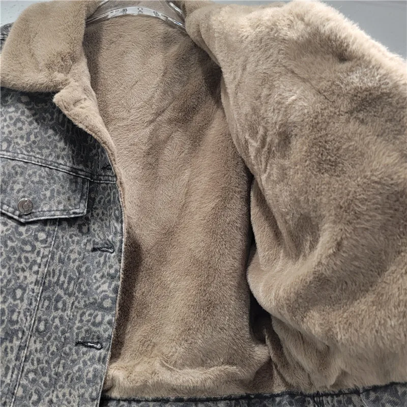 WTHT 2025 الشتاء العصرية المرأة ليوبارد طباعة تقسم وهمية فرو المنك الدافئة الدنيم سترة موضة طويلة الأكمام معطف الإناث 1LS2618