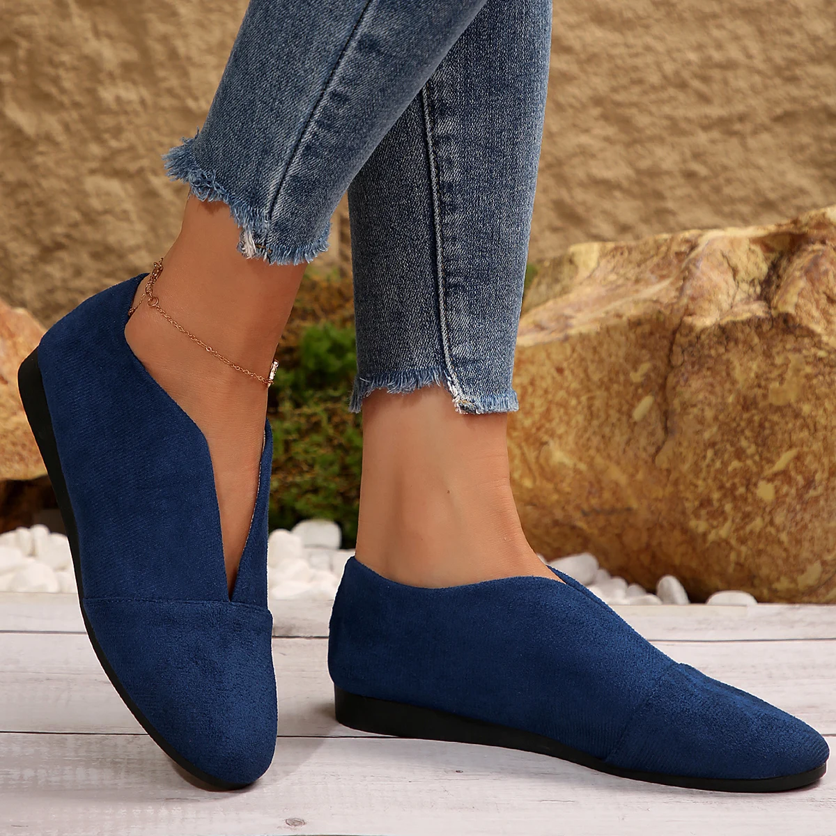 Plus-Size-Damen-Slipper aus Wildleder, V-Ausschnitt, runde Zehen, weich und bequem, lässig, für den täglichen Gebrauch, zum Spazierengehen, in verschiedenen Farben erhältlich. – Detail 12