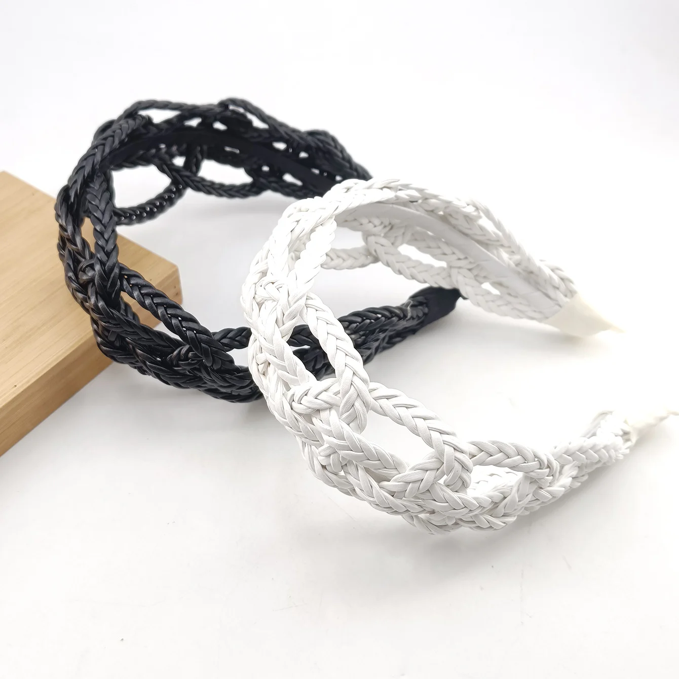 موضة جديدة هيرباند للنساء واسعة الجانب بولي Leather الجلود مضفر عقال هندسية جوفاء عمامة الصيف إكسسوارات الشعر