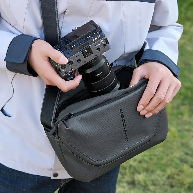 オックスフォード クロスボディ カメラ バッグ アウトドア ショルダー スリング 写真撮影バッグ 取り外し可能な仕切り付き DSLR/ミラーレスレンズまたはドローンに適合