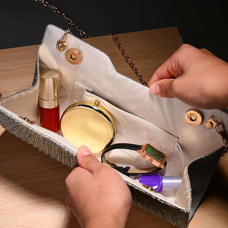 Luxuriöse, leicht verzierte Abendtasche mit vertikalen Falten und Pailletten, mit Metallkette, als Umhängetasche für Verlobungspartys, passend zu festlichen Kleidern. – Detail 18