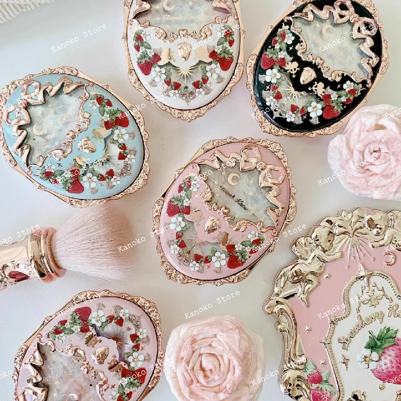 

Рельефные пудровые румяна серии Strawberry Rococo — это So Dizzy и красочные