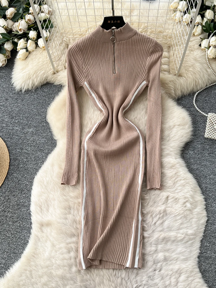 Sweter damski z dzianiny w stylu retro, z kołnierzem stójką, zapinany na zamek, długi rękaw, blok kolorów, w paski, z podkreśleniem talii.