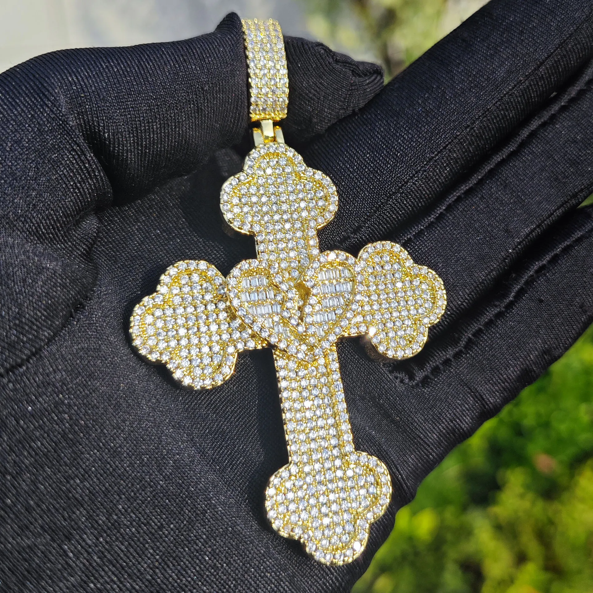 Gothic Wedding Heartbreak Cross Necklace 3μm Silver Plating DEF Zircon Laser Engraving Service