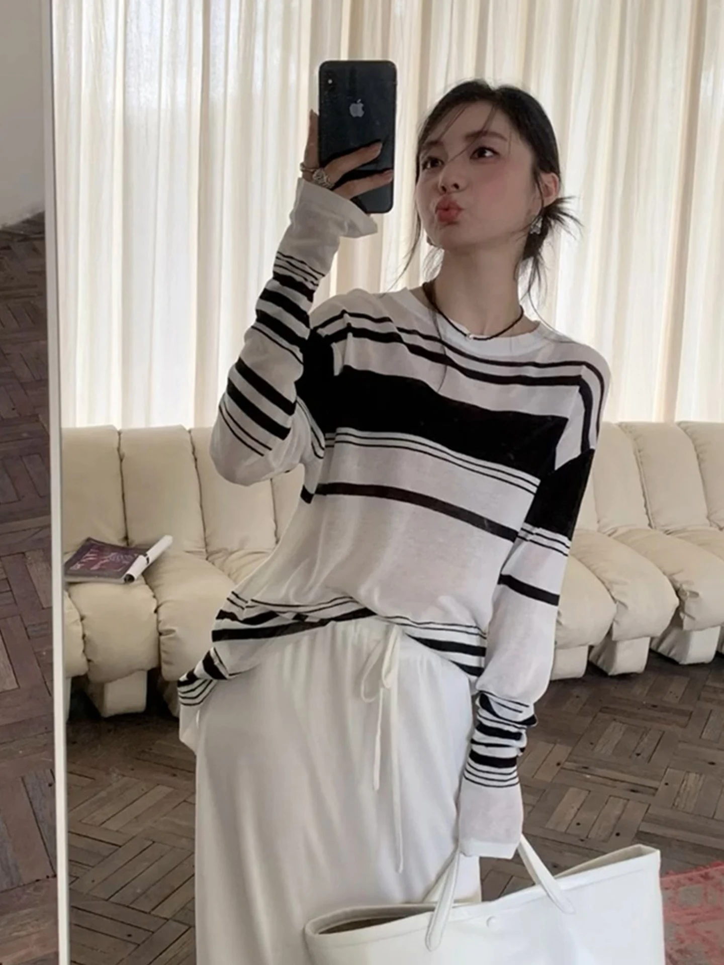 

Легкий шелковый трикотажный топ в полоску с длинным рукавом, женская модная летняя коллекция 2025, европейский стиль, элитный бренд, корейский легкий шелковый трикотаж.